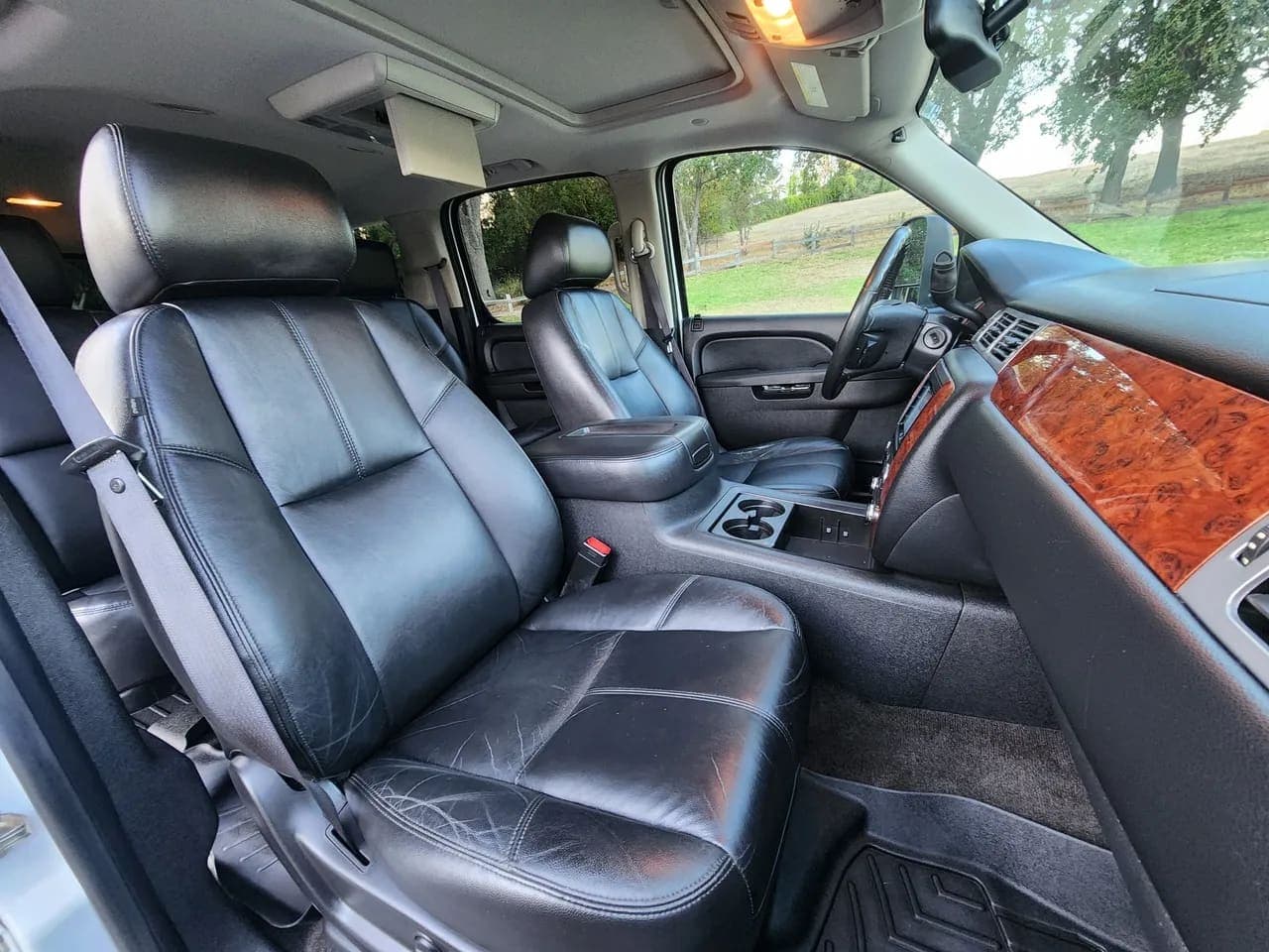 2012 Chevrolet Suburban 2500, view