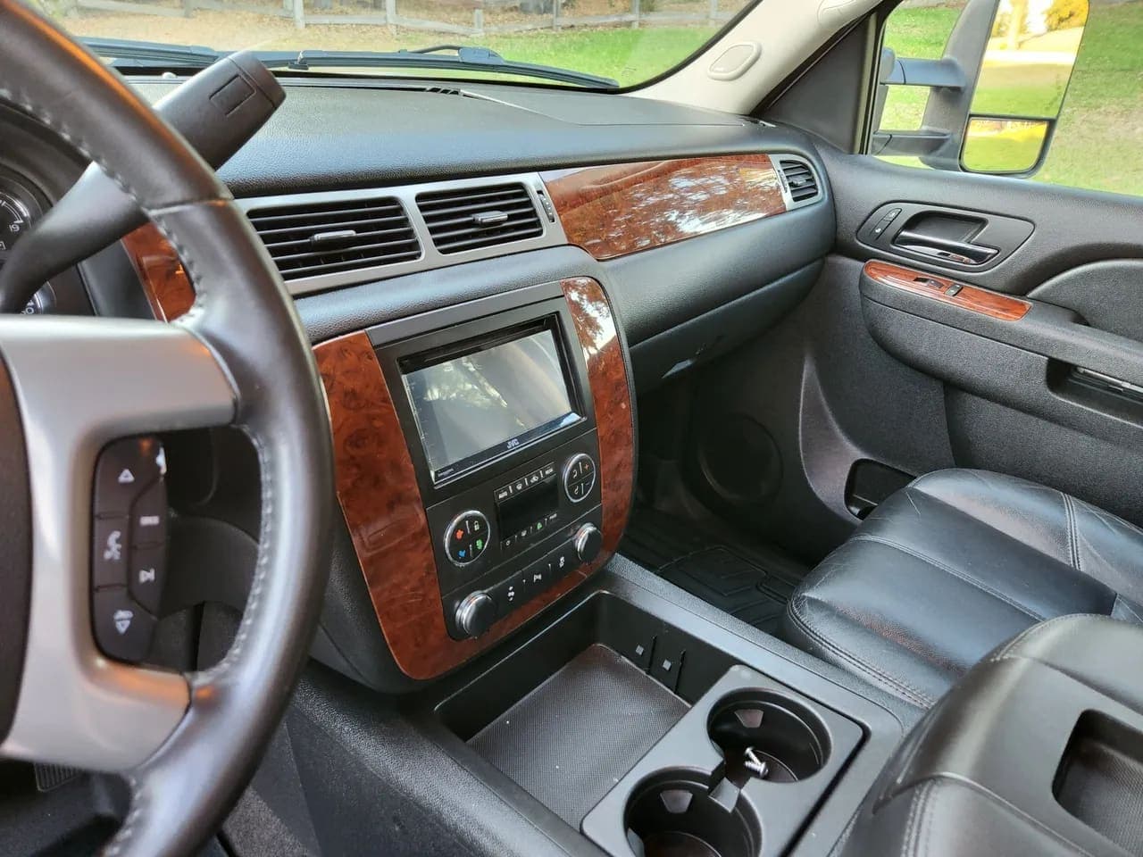 2012 Chevrolet Suburban 2500, view