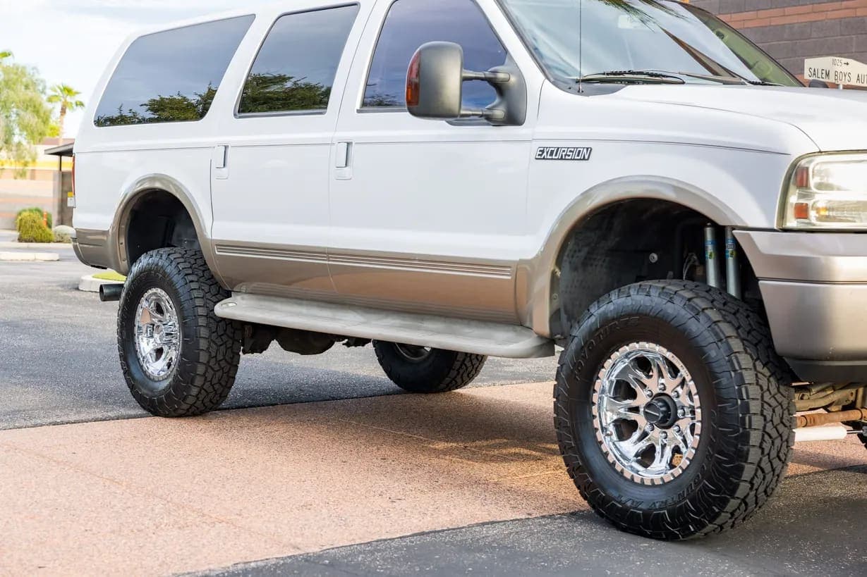 2005 Ford Excursion, view