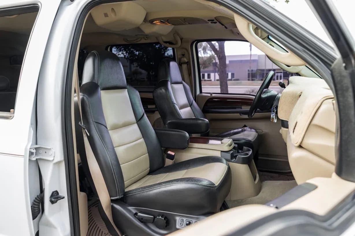 2005 Ford Excursion, view