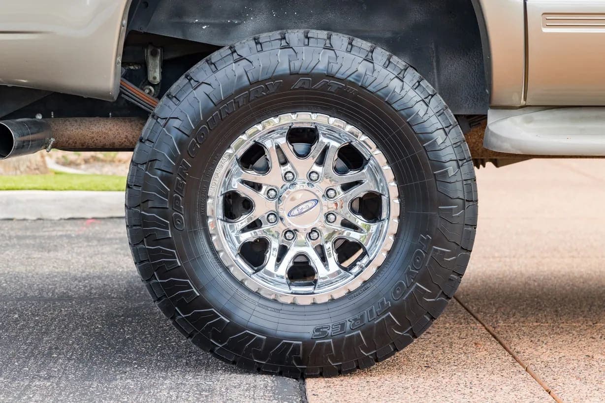 2005 Ford Excursion, view