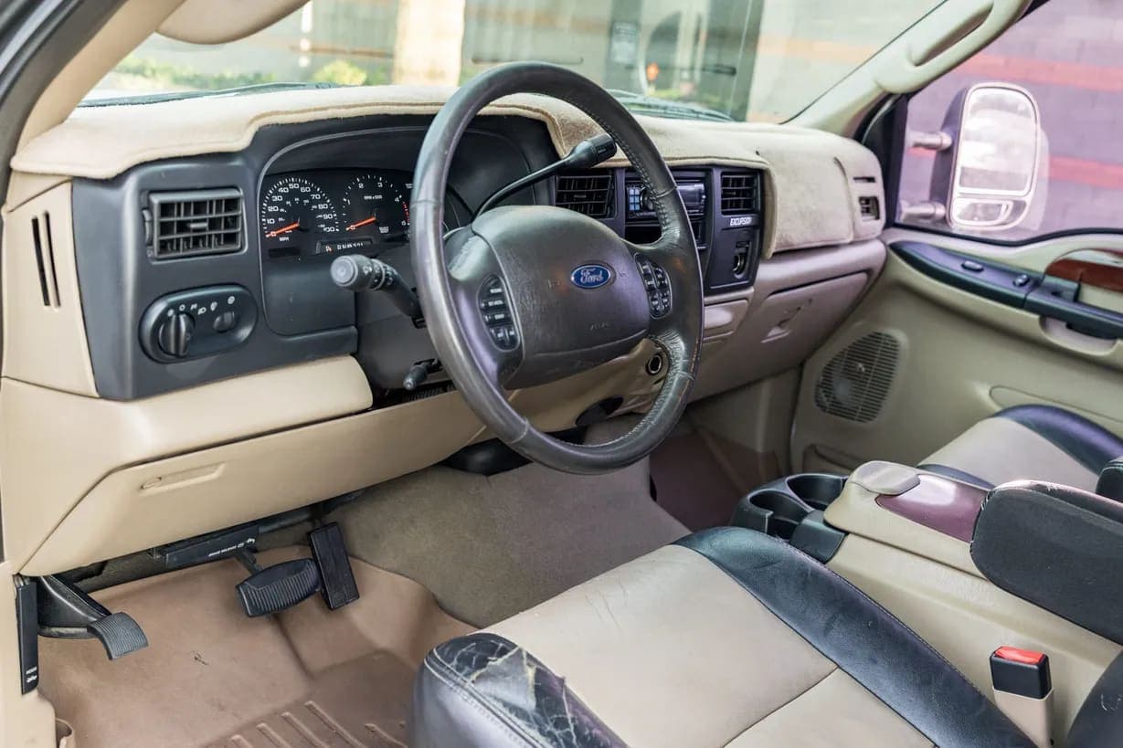 2005 Ford Excursion, view
