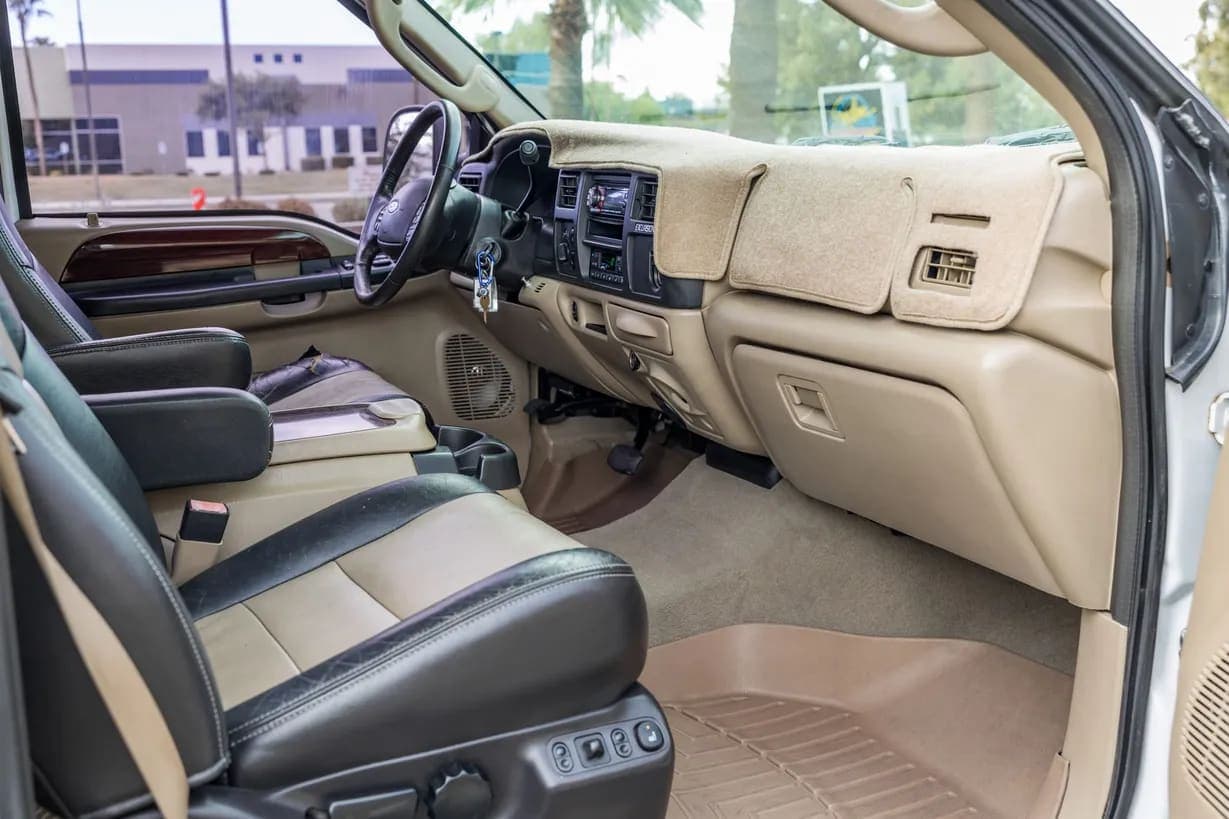 2005 Ford Excursion, view