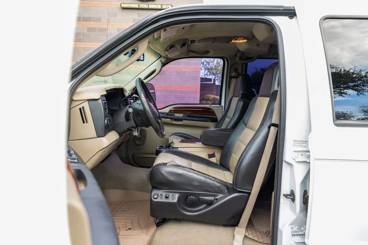 2005 Ford Excursion, view