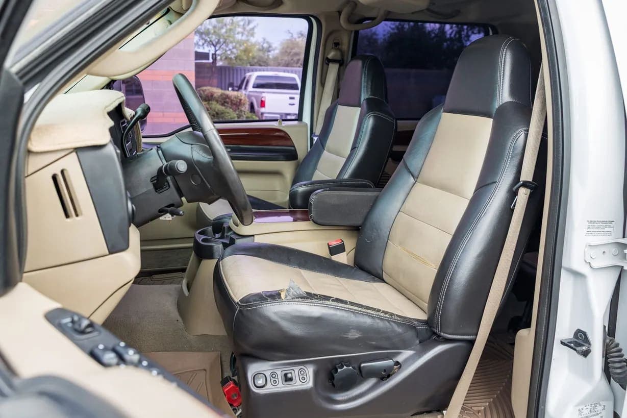 2005 Ford Excursion, view