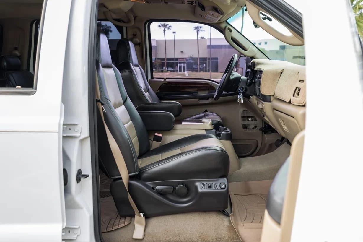 2005 Ford Excursion, view