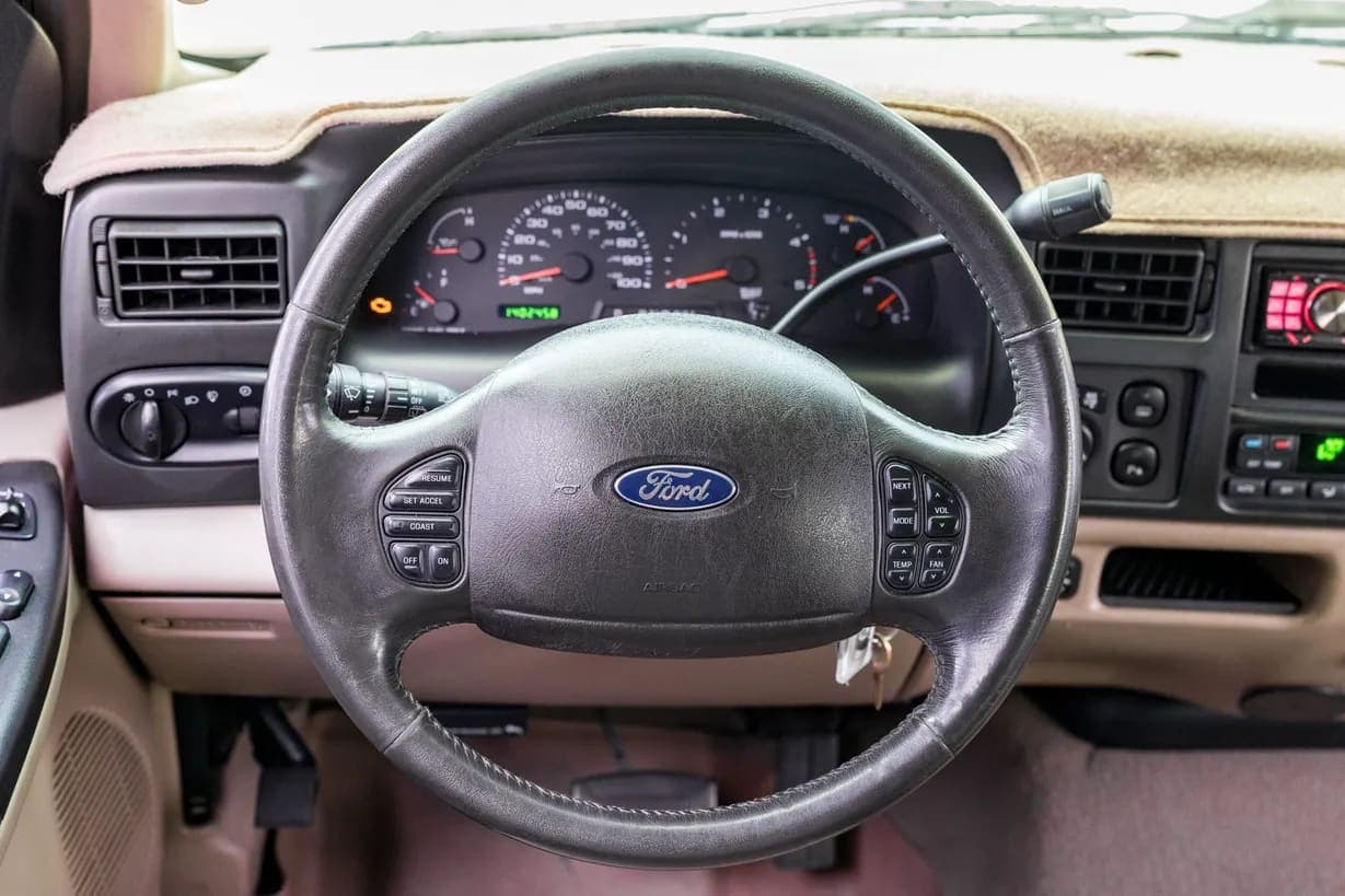 2005 Ford Excursion, view