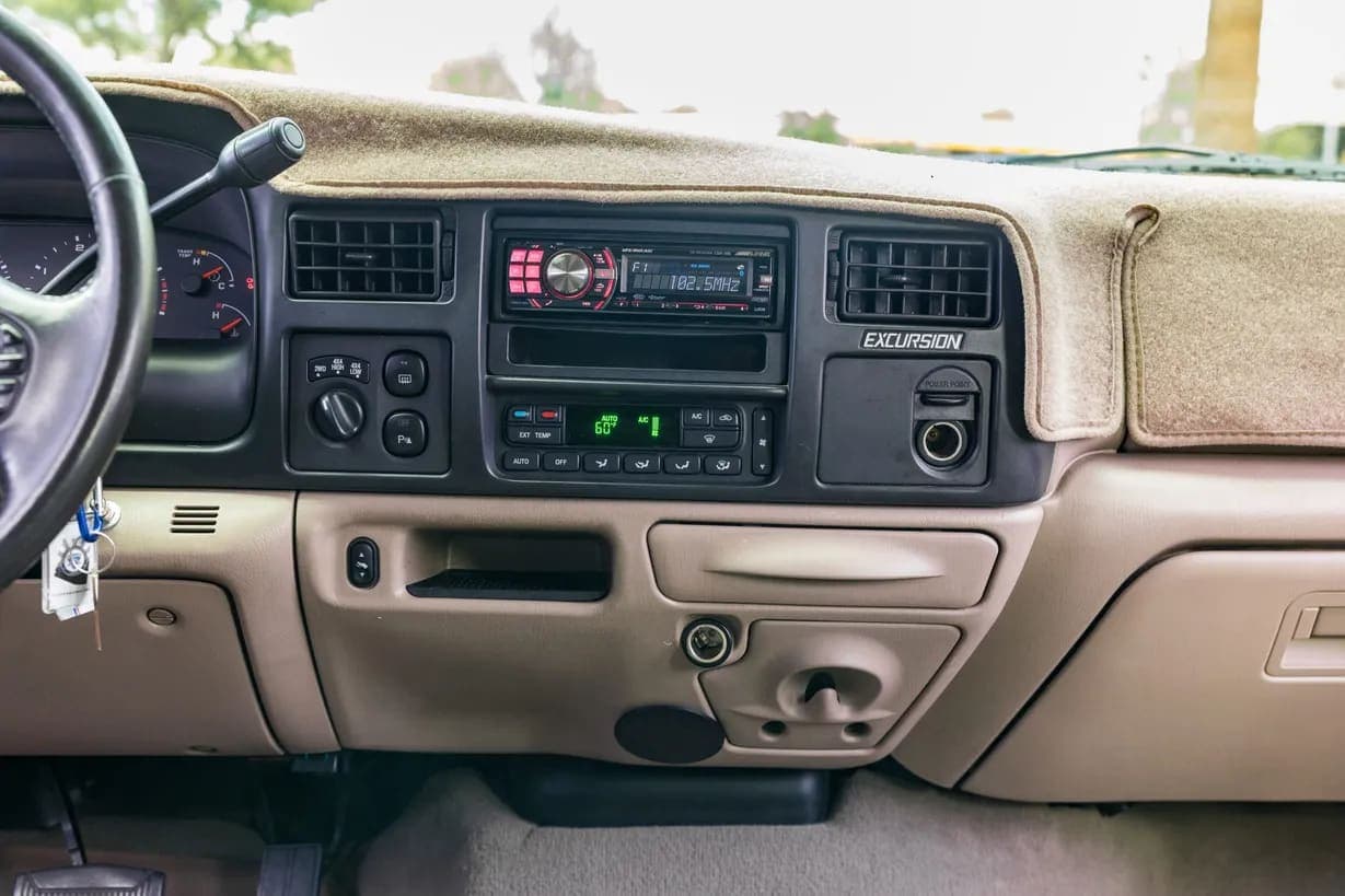 2005 Ford Excursion, view