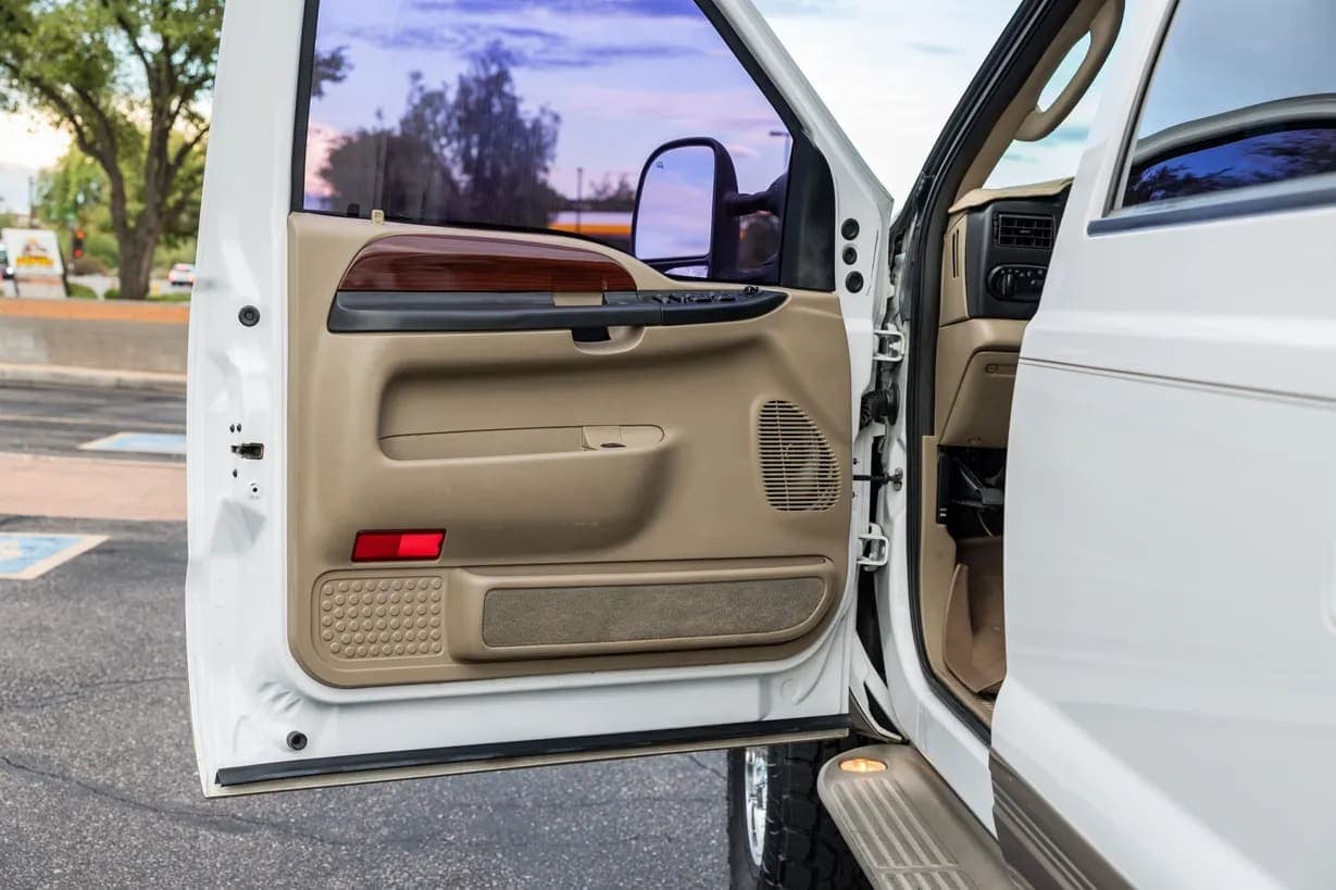 2005 Ford Excursion, view