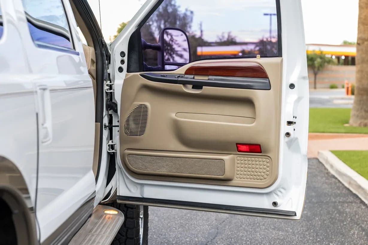 2005 Ford Excursion, view