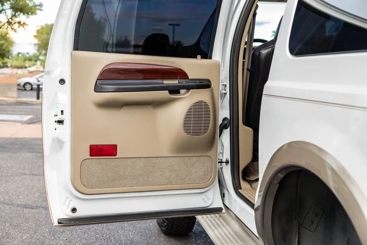2005 Ford Excursion, view