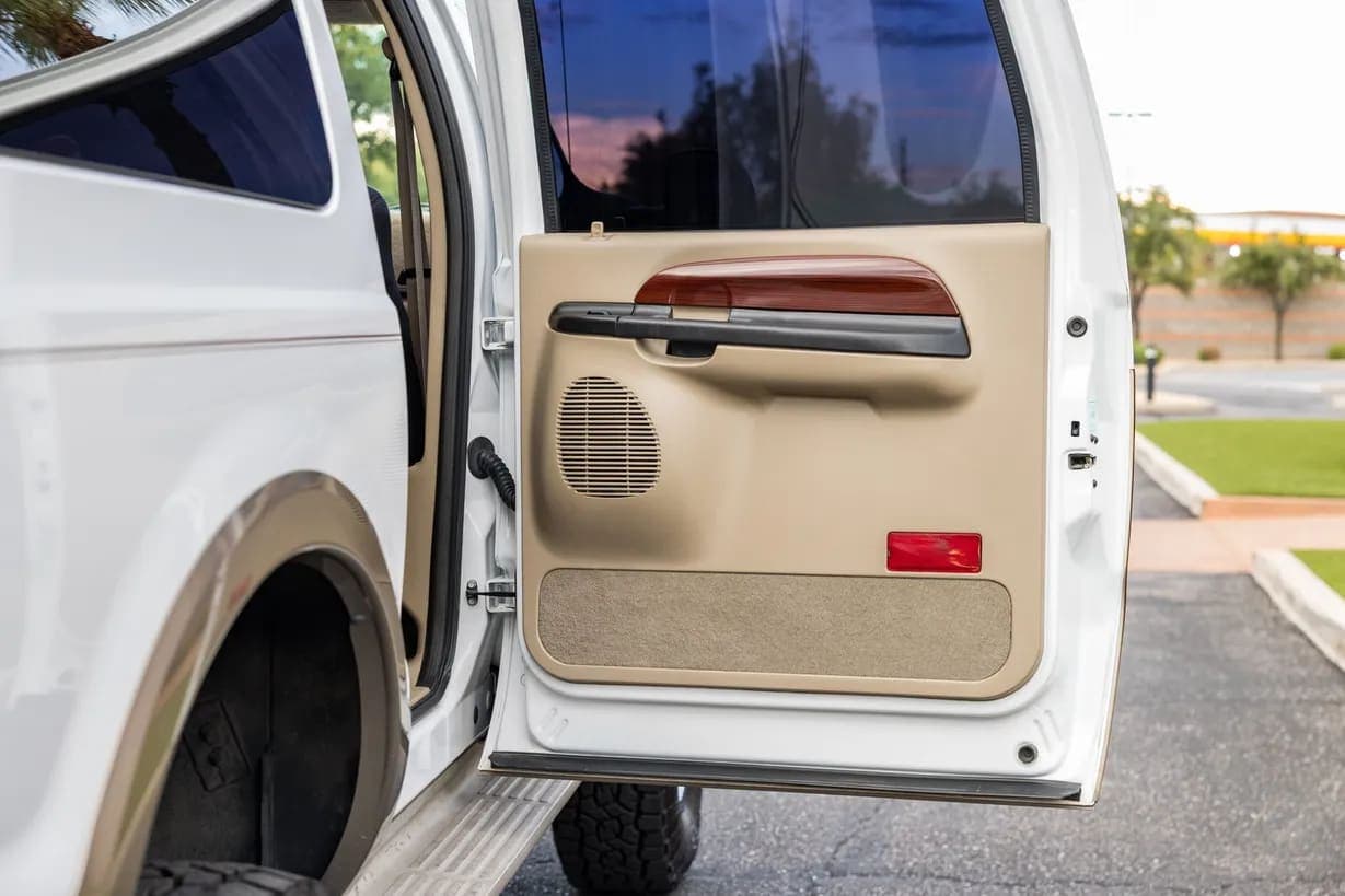 2005 Ford Excursion, view