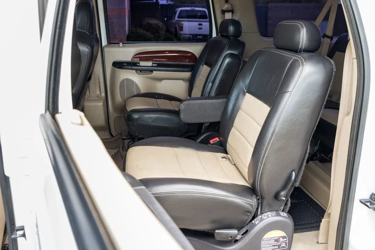 2005 Ford Excursion, view