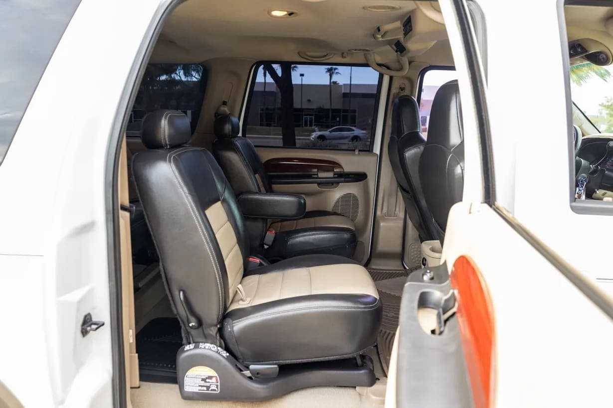 2005 Ford Excursion, view
