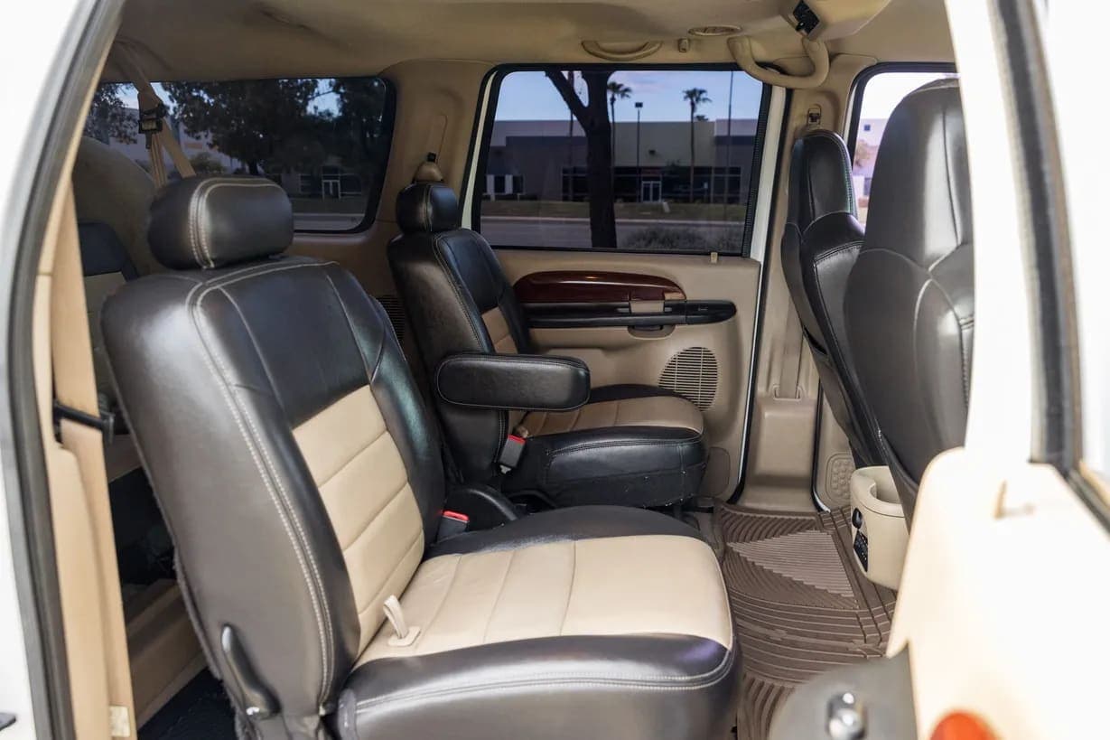 2005 Ford Excursion, view