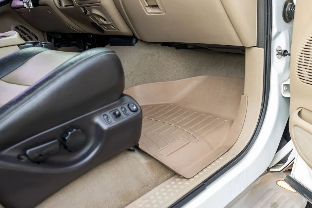 2005 Ford Excursion, view