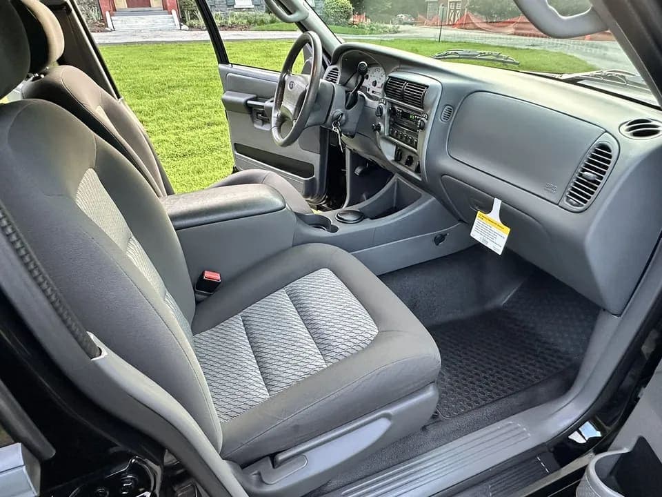2004 Ford Explorer Sport Trac, view