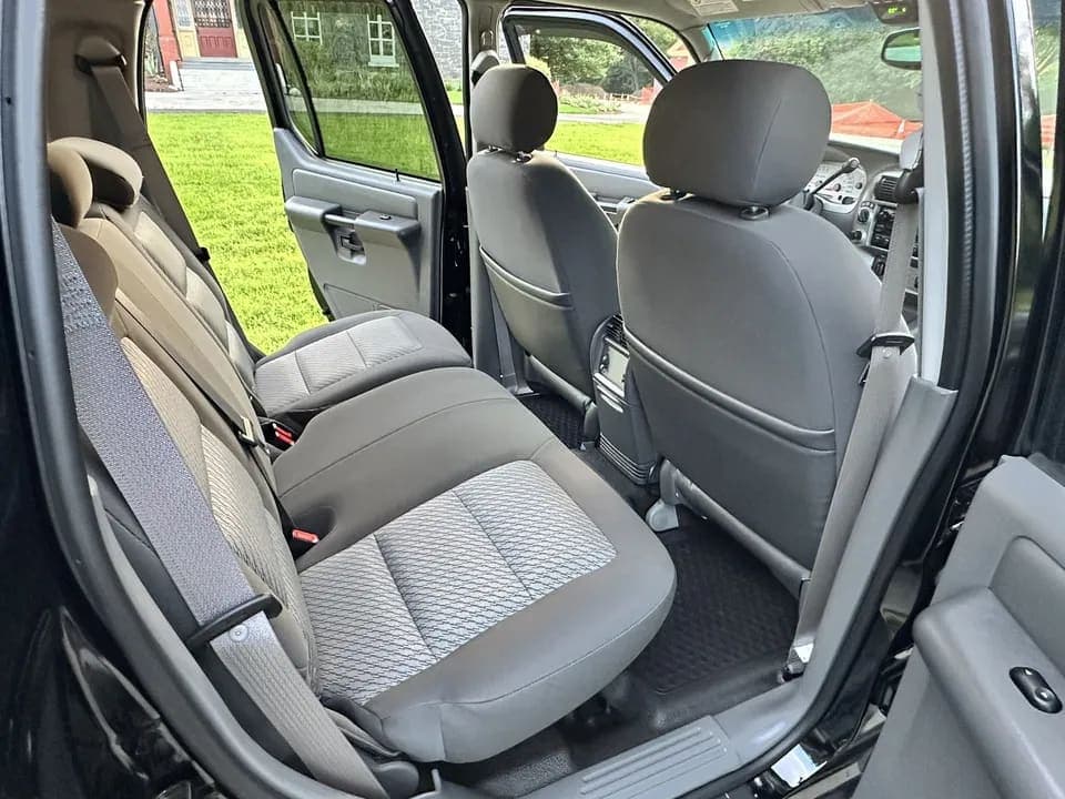 2004 Ford Explorer Sport Trac, view