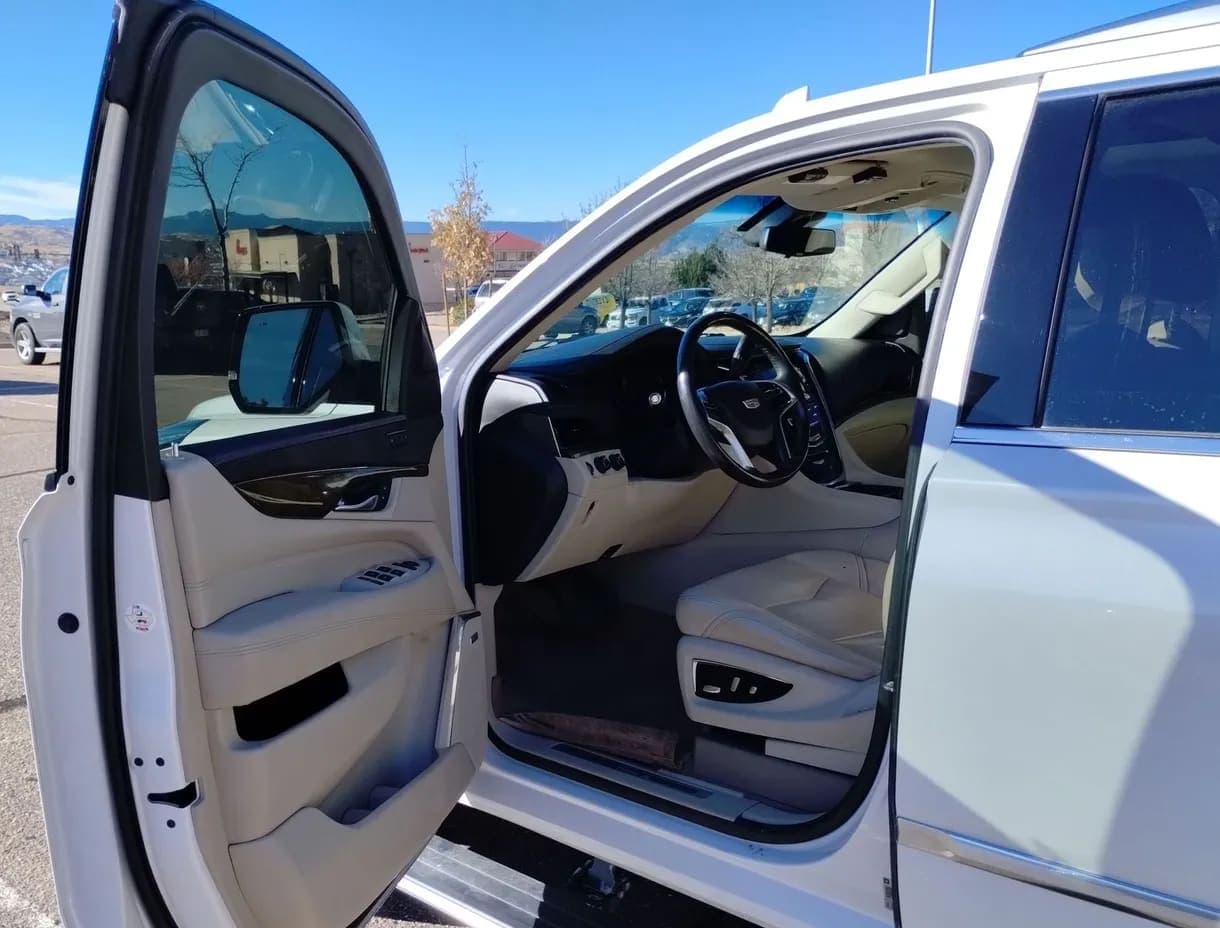 2018 Cadillac Escalade ESV Premium SUV, view