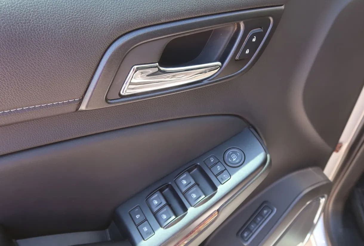 2015 Chevrolet Suburban 1500 LTZ SUV, view