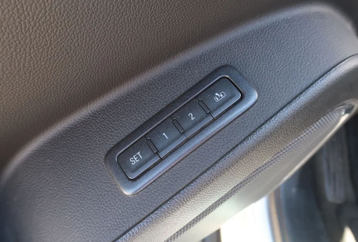2015 Chevrolet Suburban 1500 LTZ SUV, view