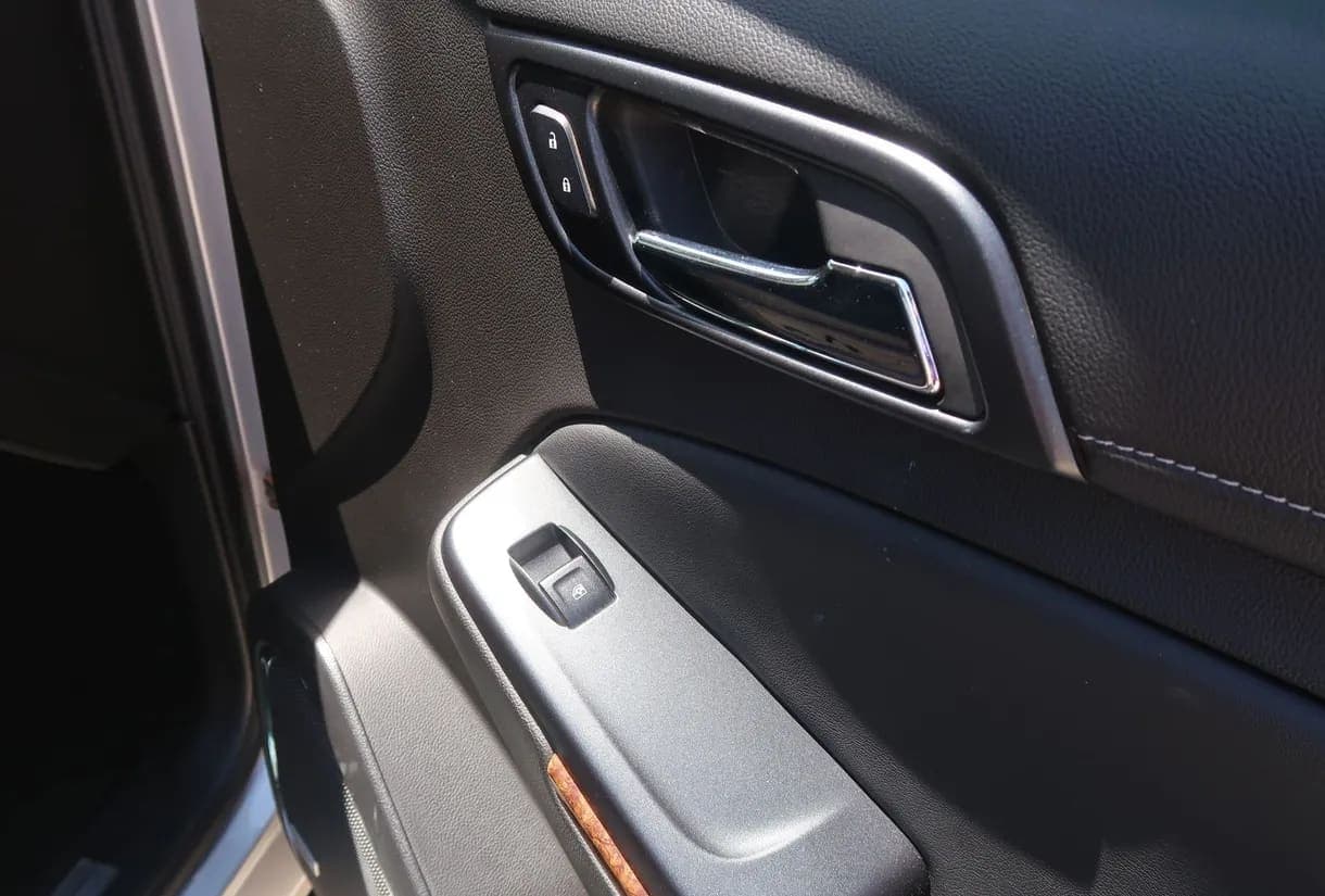 2015 Chevrolet Suburban 1500 LTZ SUV, view
