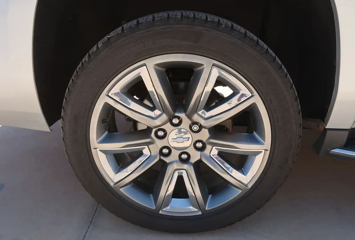 2015 Chevrolet Suburban 1500 LTZ SUV, view
