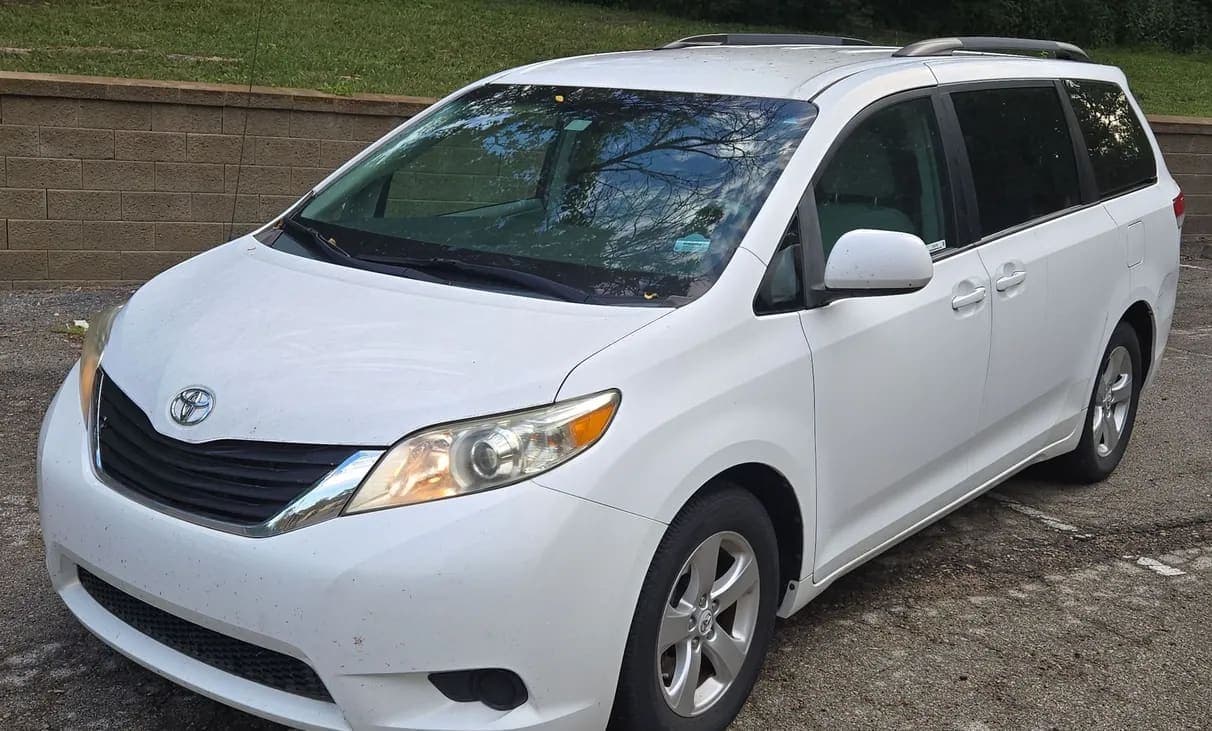 2011 Toyota Sienna LE van video preview