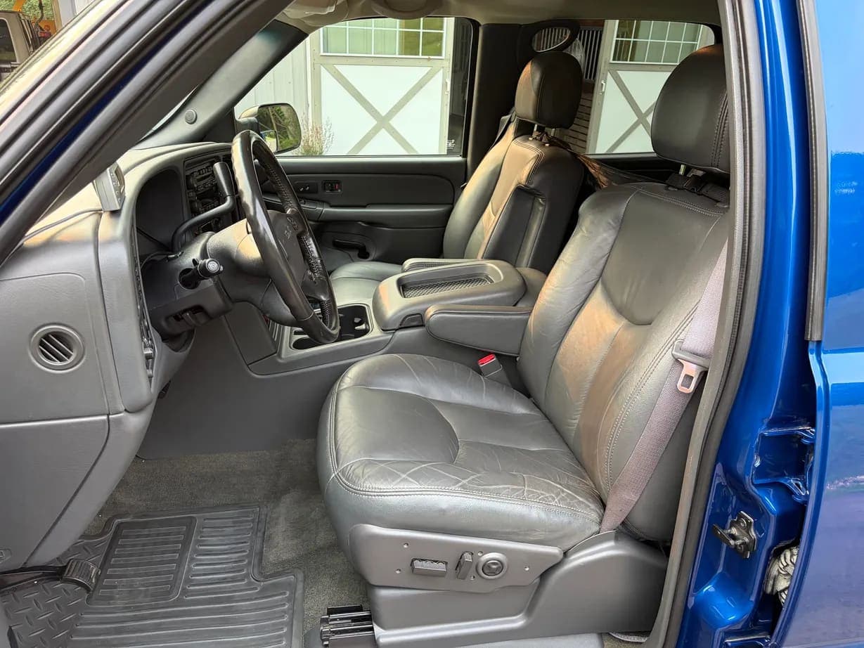 2004 GMC Sierra 2500HD SLT, view