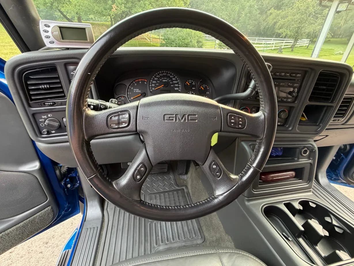 2004 GMC Sierra 2500HD SLT, view